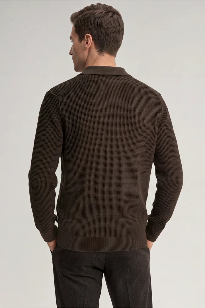 Leads to product detail page "Dark brown jumper"