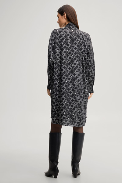 Leads to product detail page "Cornflower-patterned shirt dress in black and ecru"
