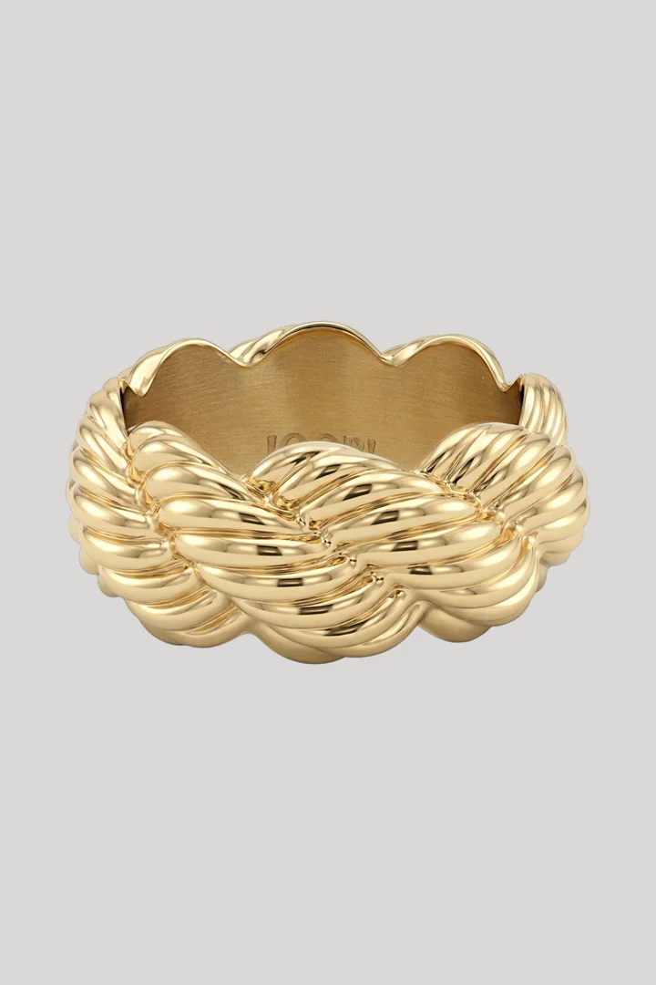 Leads to product detail page "Gold ring"