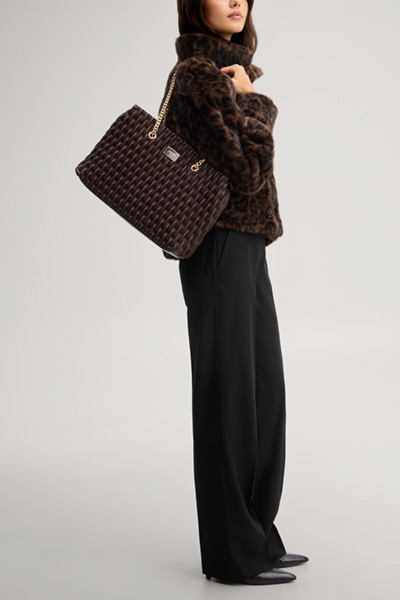 Leads to product detail page "Ruga Niecy handbag in dark brown with a pattern"