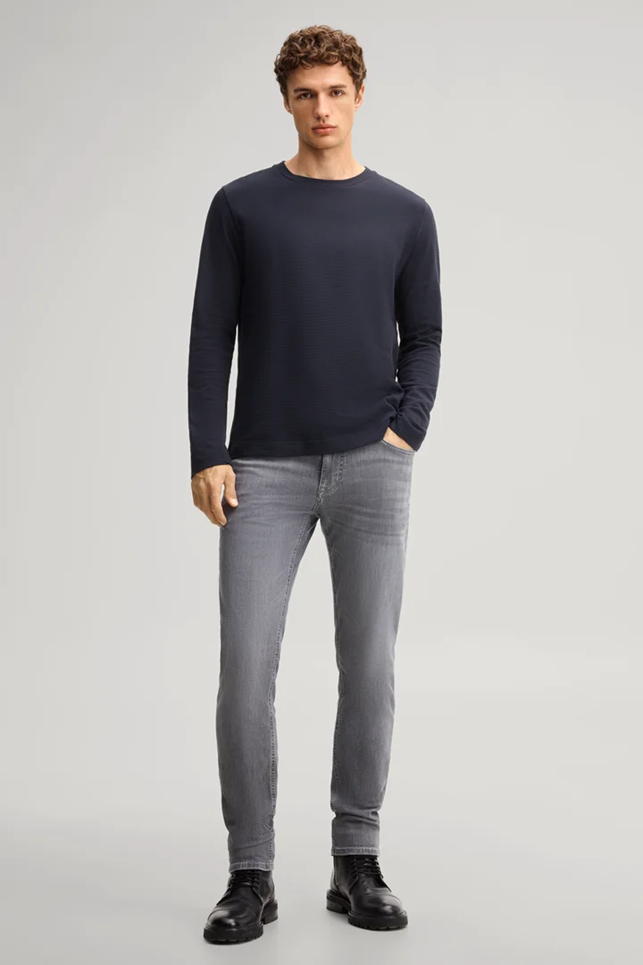 Leads to product detail page "Dark blue cotton longsleeve"