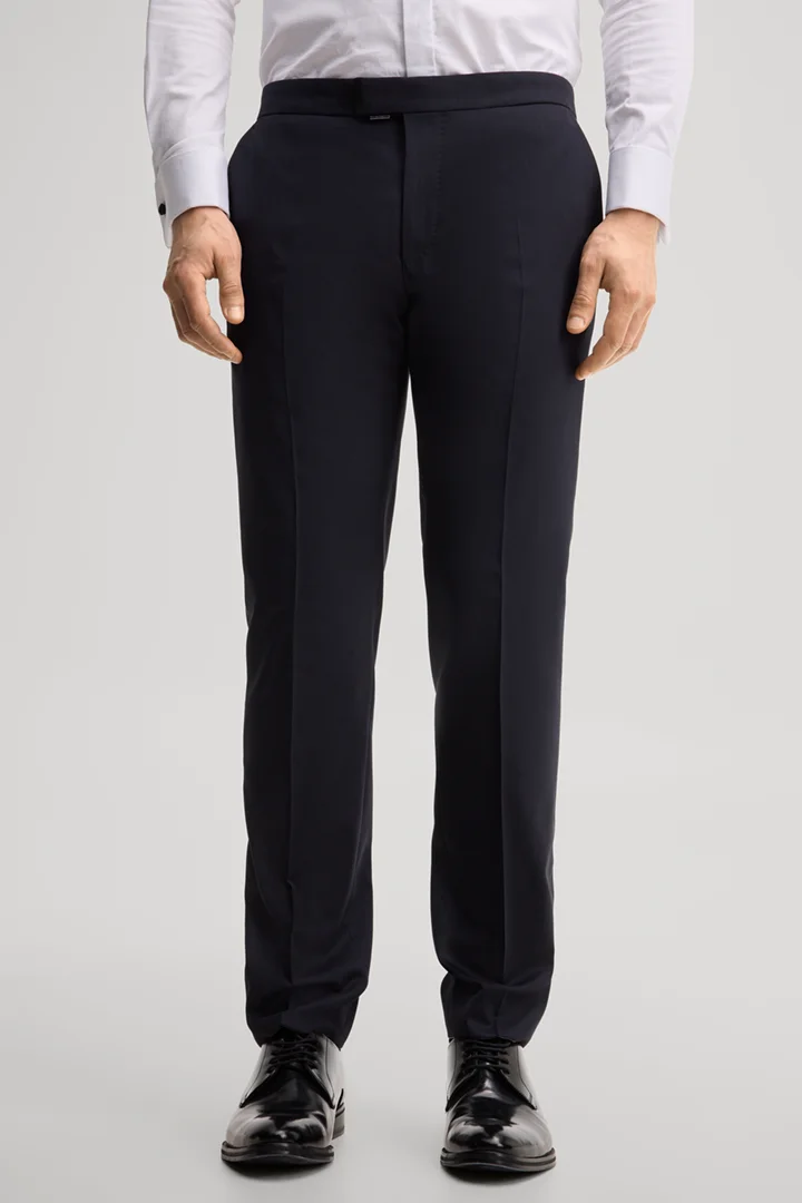 Leads to product detail page "Modular trousers in a wool blend, in navy"