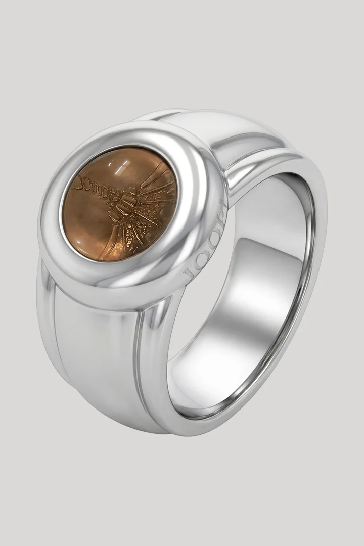 Leads to product detail page "Silver signet ring"