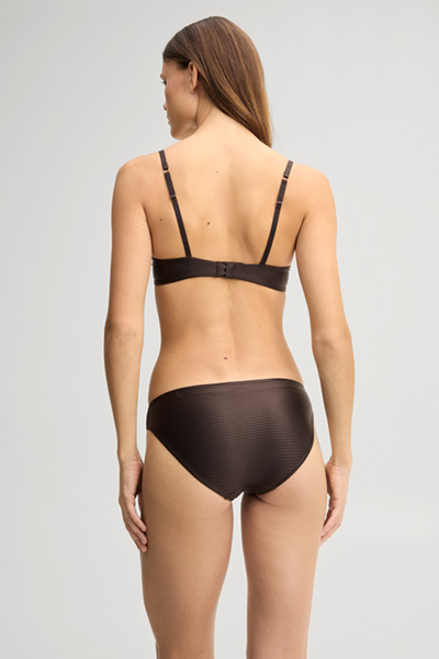 Leads to product detail page "Dark brown t-shirt bra"