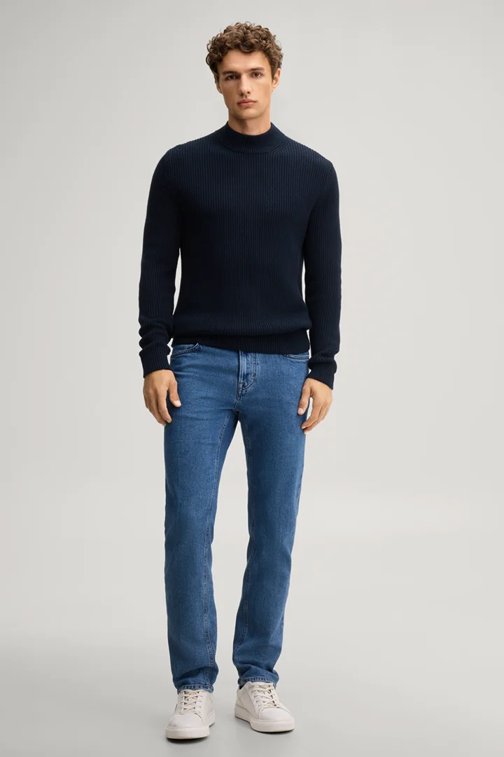Leads to product detail page "Dark blue jumper with a stand-up collar"