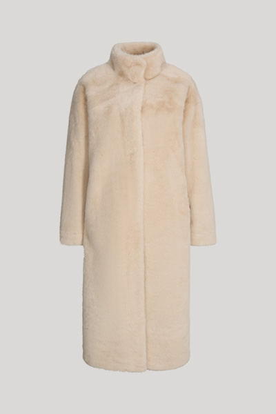 Leads to product detail page "Reversible faux fur coat in ecru"