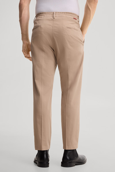 Leads to product detail page "Beige chinos"
