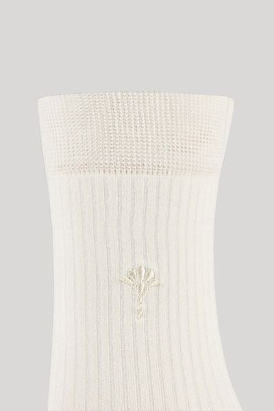 Leads to product detail page "‘For your daily glam’ socks in offwhite"