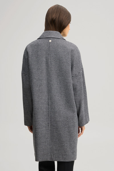 Leads to product detail page "Wool-blend coat in black and ecru with a pattern"