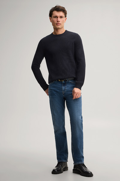 Leads to product detail page "Blue jeans"