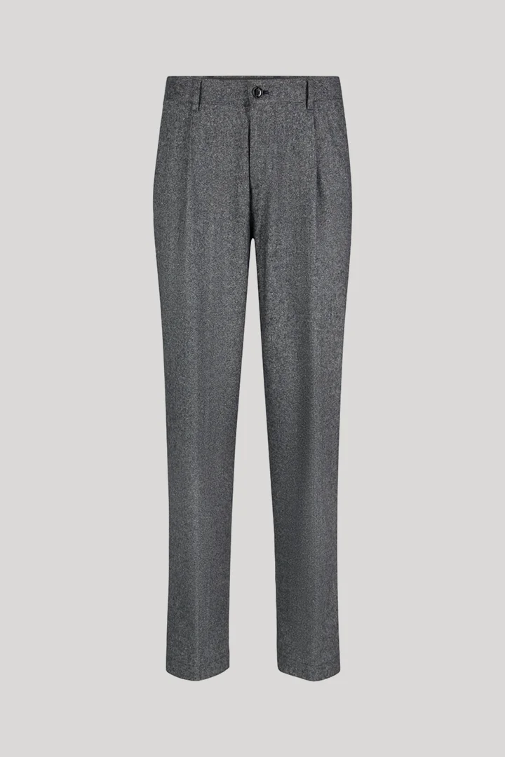 JOOP! präsentiert das Produkt Bundfaltenhose aus Seidenmix in Navy aus der Kategorie Hosen & Chinos als Freisteller