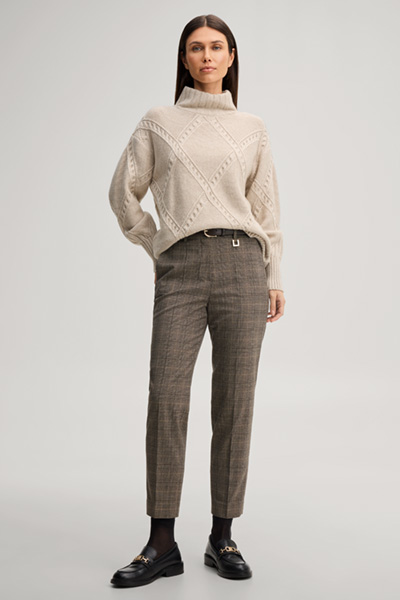 Leads to product detail page "Cigarette trousers in beige and black checked pattern"