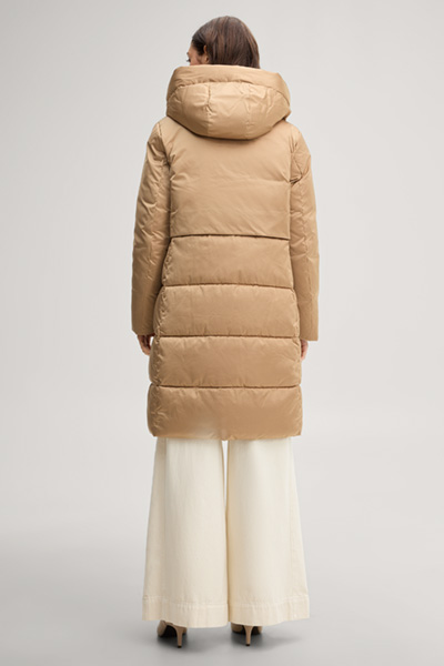 Leads to product detail page "Quilted coat in camel"