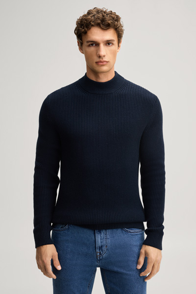 Leads to product detail page "Dark blue jumper with a stand-up collar"