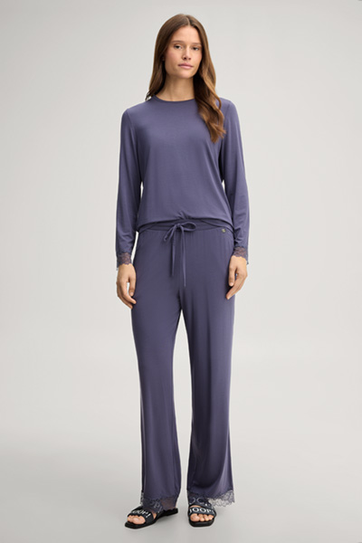 Leads to product detail page "Grey loungewear trousers"