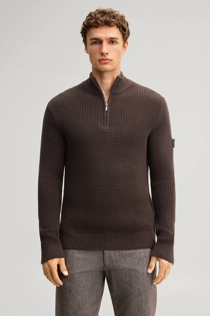 Leads to product detail page "In dark brown"