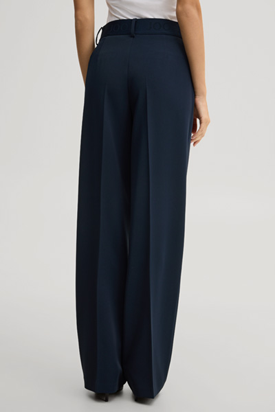 Führt zu Produktdetailseite „Travel-Marlene-Hose in Navy"