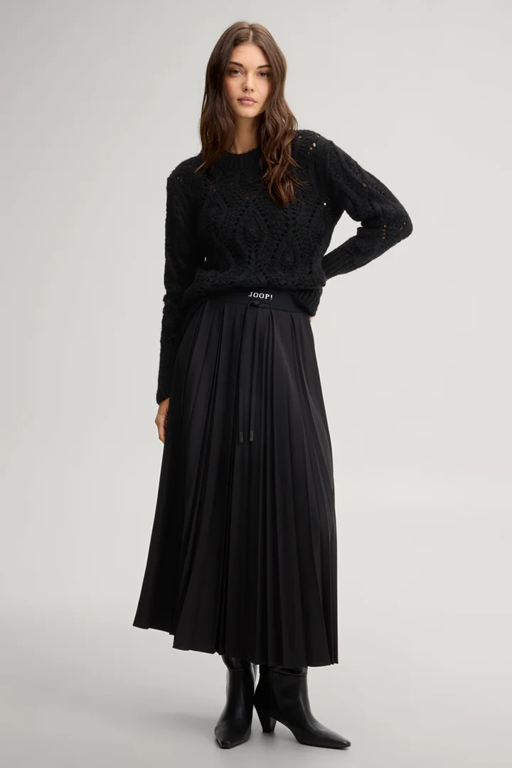 Leads to product detail page "Black flannel midi skirt"