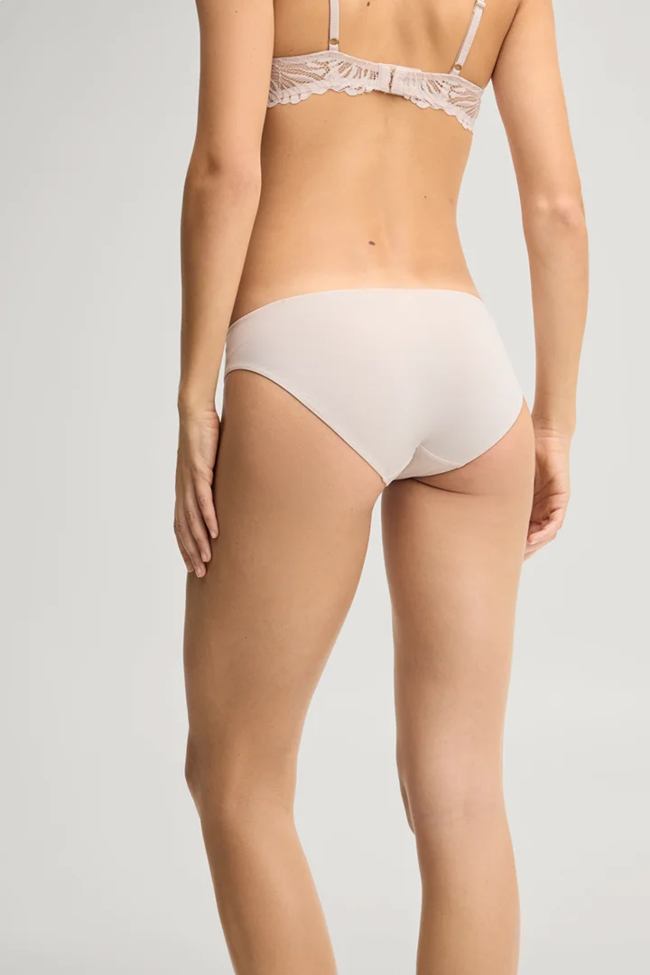Leads to product detail page "Lace briefs in light pink"