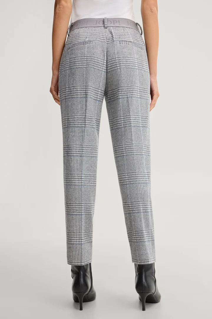 Leads to product detail page "Jersey cigarette trousers in grey and ecru chequered pattern"