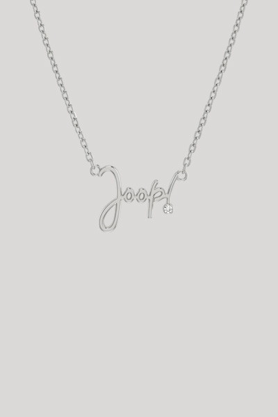 Leads to product detail page "Silver necklace with pendant"
