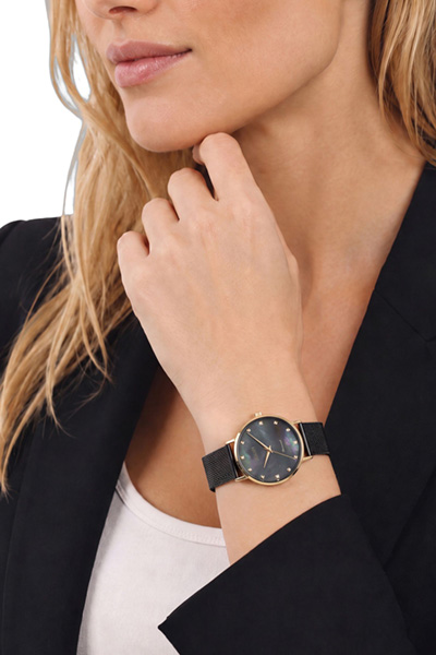 Leads to product detail page "Women’s wristwatch in black and gold"