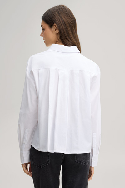 Leads to product detail page "White cotton shirt"