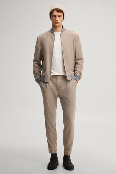 Leads to product detail page "Beige blouson with college-style collar"