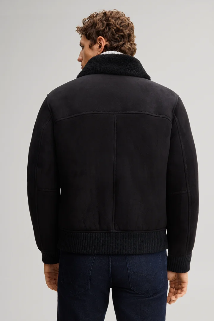 Leads to product detail page "Lederjacke aus Lammvelours in Schwarz"