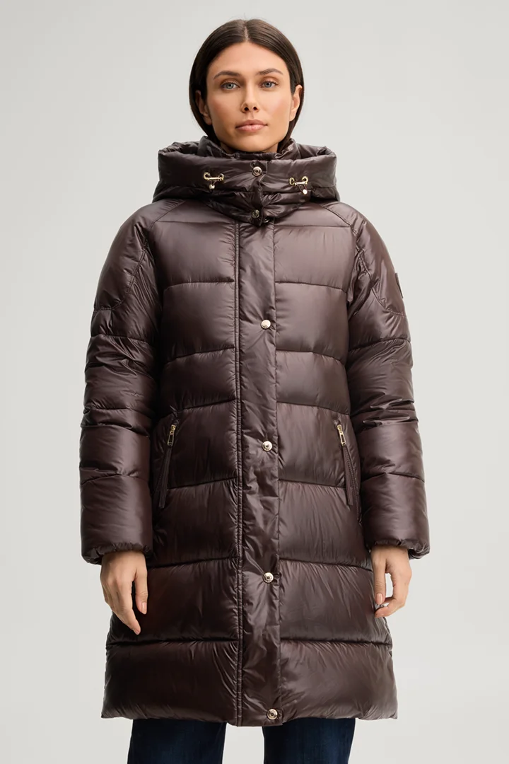 Leads to product detail page "Short quilted coat with hood in dark brown"