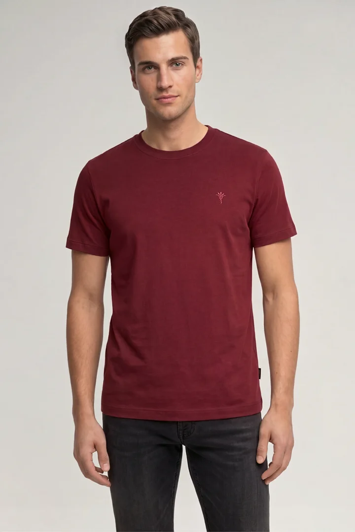 Leads to product detail page "Cotton t-shirt in burgundy"