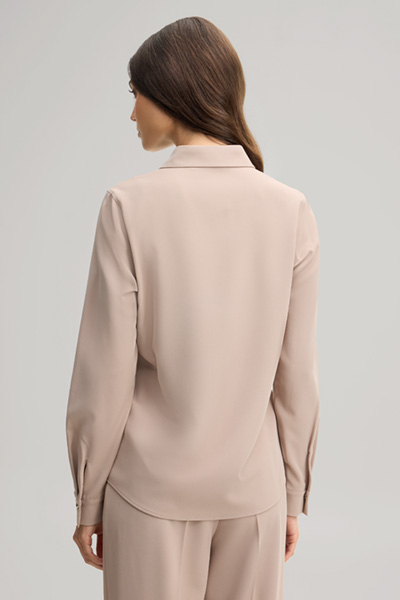 Leads to product detail page "Beige shirt"