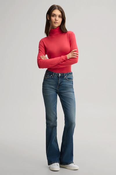 Leads to product detail page "Blue washed bootcut jeans"