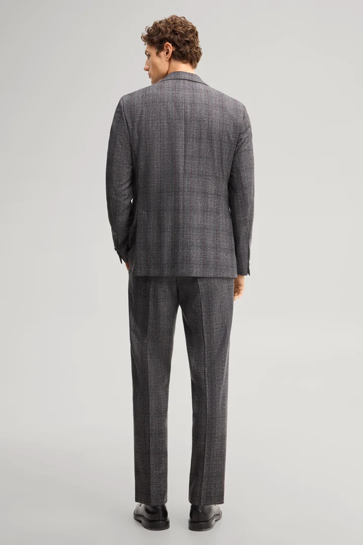 Leads to product detail page "A suit made from virgin wool in an anthracite chequered pattern"