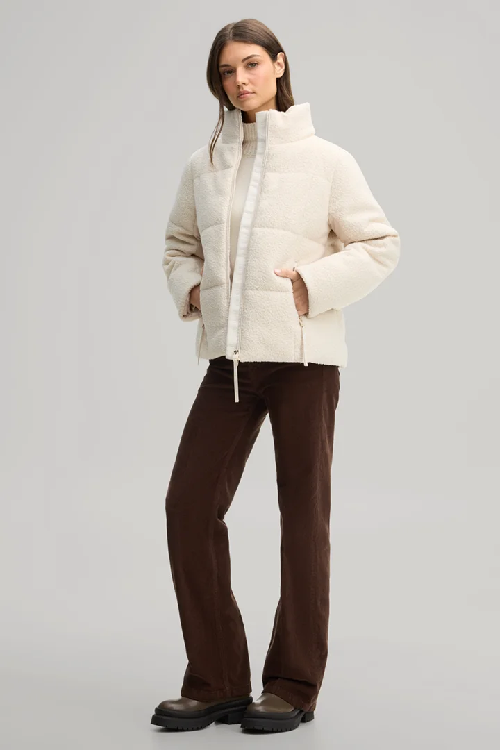 Führt zu Produktdetailseite „Bouclé-Jacke mit Stehkragen in Ecru"