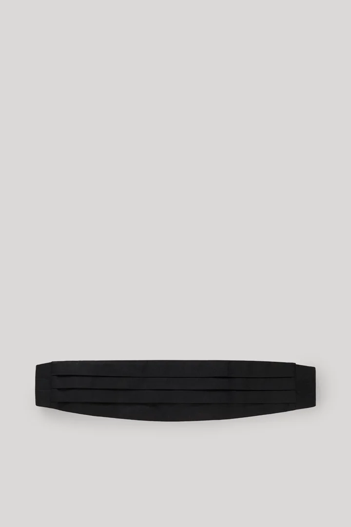 Leads to product detail page "Black wool-blend cummerbund"