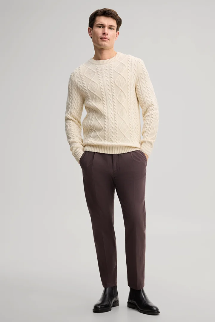 Leads to product detail page "Dark brown chinos"