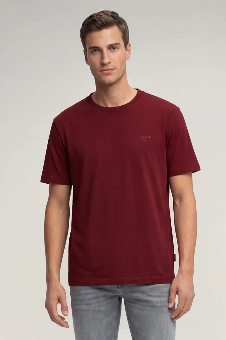 Leads to product detail page "T-shirt with a logo print in red"
