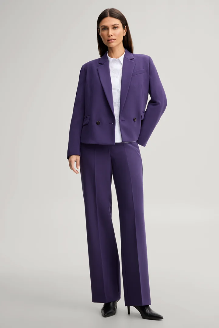 Leads to product detail page "Marlene trousers in purple"