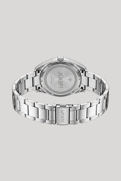 Leads to product detail page "Men’s silver wristwatch"