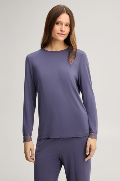 Leads to product detail page "Grey loungewear shirt"