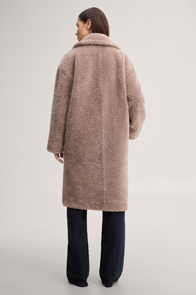 Leads to product detail page "Faux fur coat in beige"