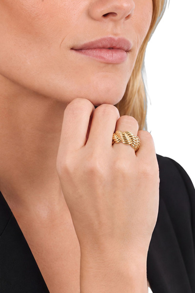 Leads to product detail page "Gold ring"