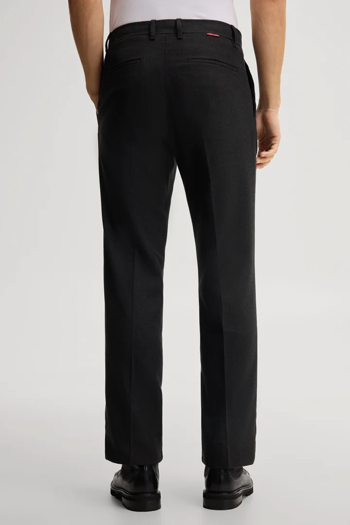 Führt zu Produktdetailseite „Black pleated trousers"