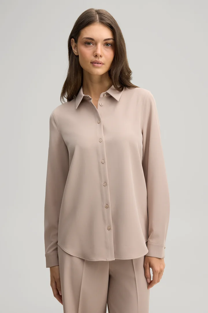 Leads to product detail page "Beige shirt"