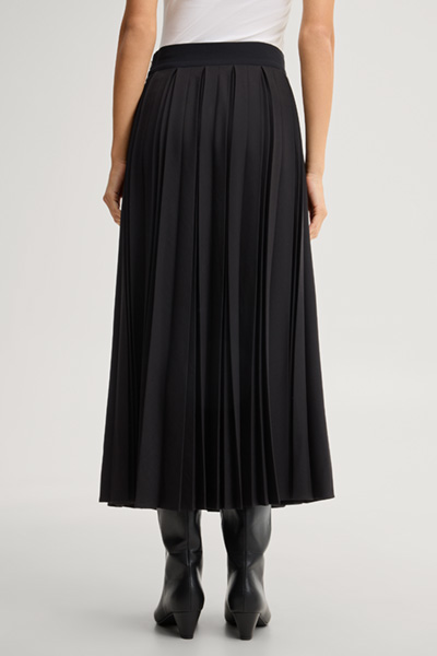 Leads to product detail page "Black flannel midi skirt"