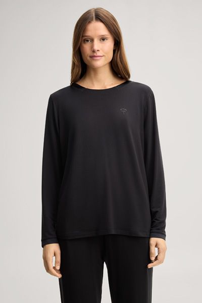Leads to product detail page "Black loungewear shirt"
