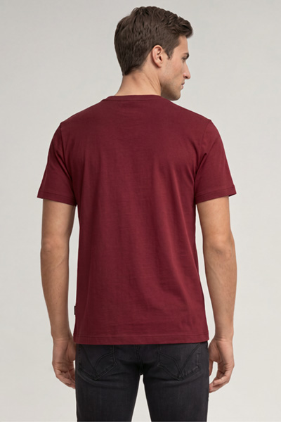 Leads to product detail page "Cotton t-shirt in burgundy"