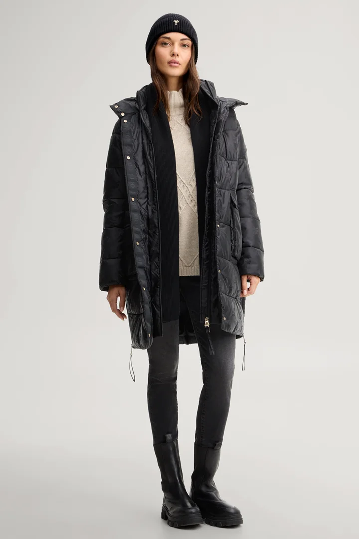 Leads to product detail page "Black patterned cornflower quilted coat with hood"
