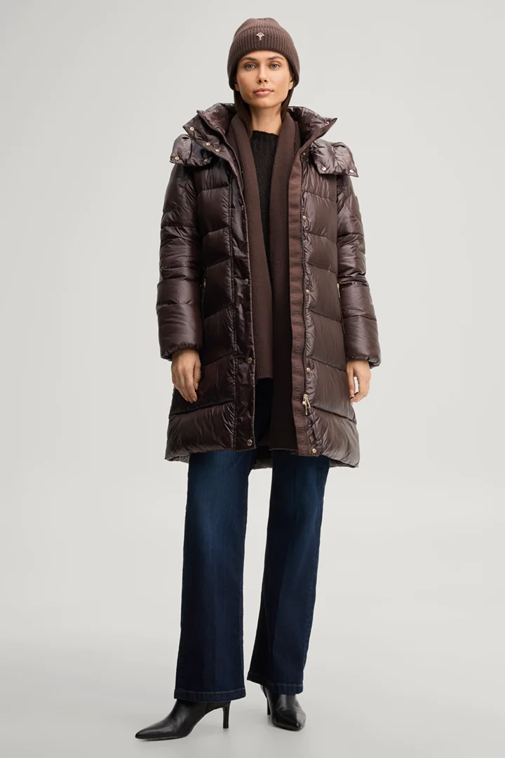 Leads to product detail page "Short quilted coat with hood in dark brown"